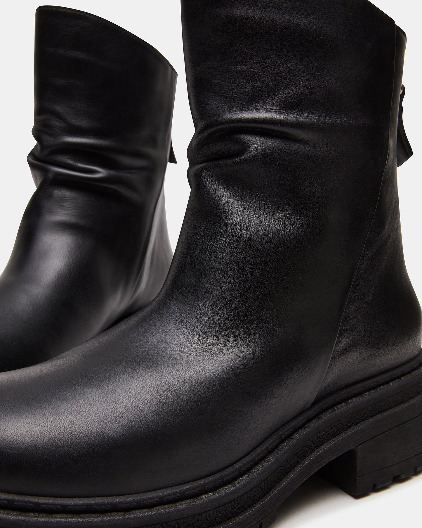 ESSENTIAL BLACK LEATHER